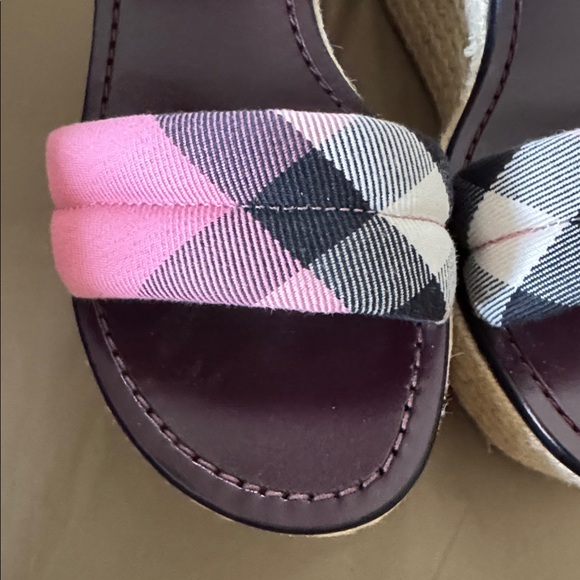 BURBERRY LONDON WEDGE HEELS - Picture 9 of 10